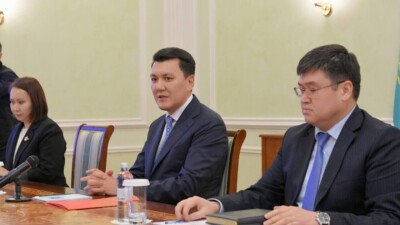 Ерлан Карин встретился с руководителями фракций мажилиса