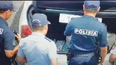 В Шымкенте водитель менял номера на автомобиле по пути, пытаясь обмануть камеры