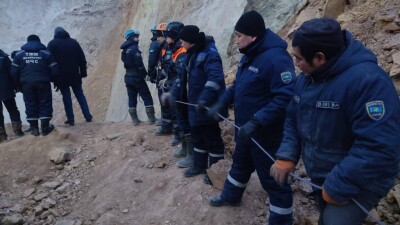 Автобус провалился в воронку в Павлодарской области: почему к операции не привлекают больше техники и людей