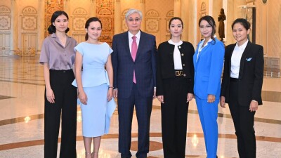 Президент поздравил шахматистку Динару Садуакасову с серебряной медалью на чемпионате мира в Алматы