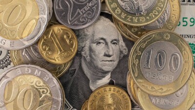 Тенге ослаб к доллару на бирже в День нацвалюты