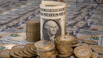 Доллар начал неделю с ослабления к тенге на бирже