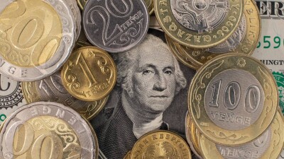 Курс доллара к тенге на бирже упал до минимума с августа прошлого года