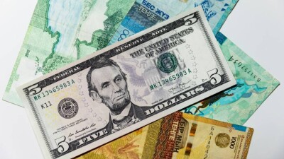 Доллар начал неделю на бирже с укрепления к тенге