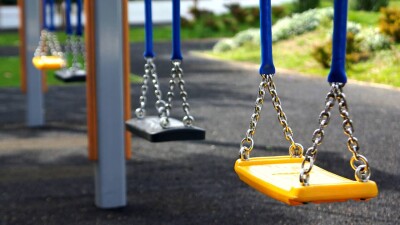 Аким Карагандинской области поручил проверить все игровые площадки после инцидента с "улетевшим" покрытием