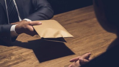 В Астане арестовали командира роты ДПС, подозреваемого в пособничестве при передаче взятки судье