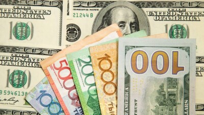 Тенге начал неделю на бирже с укрепления к доллару