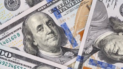 Тенге немного ослаб к доллару несмотря на многолетний максимум цены на нефть