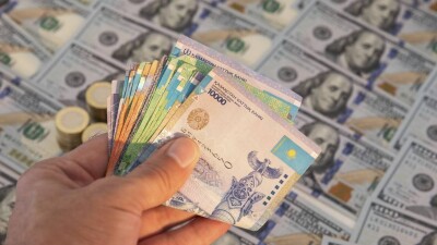 Курс доллара вырос почти на 2 тенге на бирже 12 ноября