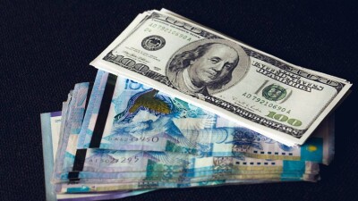 Курс доллара продолжил рост к тенге на бирже и в обменниках