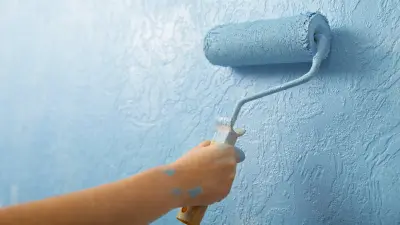 Старшеклассники решили сами покрасить полы и побелить стены в школе в столице Туркменистана