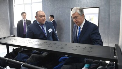 Токаев посетил швейную фабрику в Жетысуской области