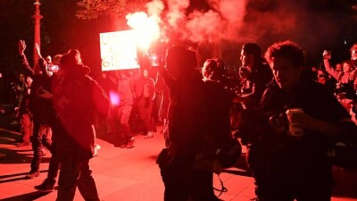 В Париже полиция применила слезоточивый газ против протестующих после переизбрания Макрона