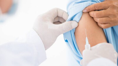 Мамин поручил правительству и акимам продумать действенные механизмы стимулирования к получению прививки