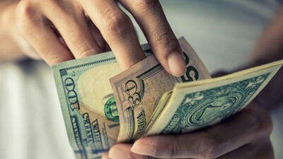 Курс доллара вырос на 2 тенге на бирже перед выходными