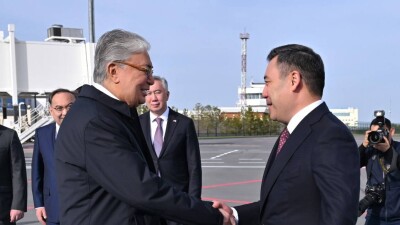 Токаев встретил Жапарова, прилетевшего в Астану