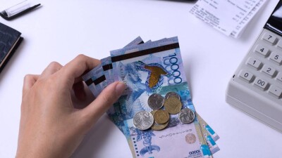 Средняя зарплата в 340 тысяч тенге: почему "обманывает" статистика, создающая иллюзию благополучия?