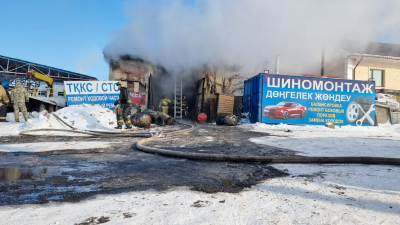 Две машины сгорели при пожаре на СТО в Астане
