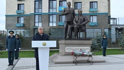 Президент открыл памятник Мухтару Ауэзову и Кайыму Мухамедханову в Семее