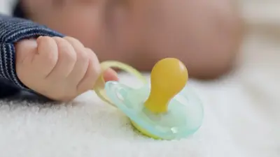 Для женщины, "подарившей" дочь и сына бездетным парам, запросили длительный срок заключения в Караганде 