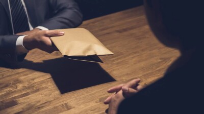 Руководитель управления в СКО дал аудитору взятку талонами на бензин, выделенными из госбюджета