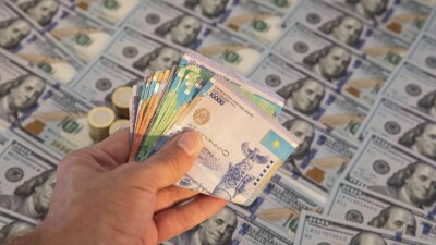 Биржевой курс доллара немного снизился к тенге