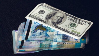 Курс доллара снизился к тенге на бирже и в обменниках