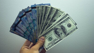 Сколько стоят доллар и рубль в обменниках Казахстана 30 августа