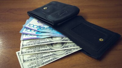 Курс доллара упал на 6 тенге на бирже 22 января