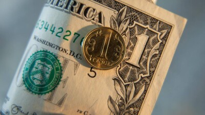 Курс доллара снизился к тенге на бирже 15 августа