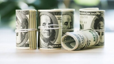 Курс доллара снизился ещё на 3 тенге на бирже перед выходными