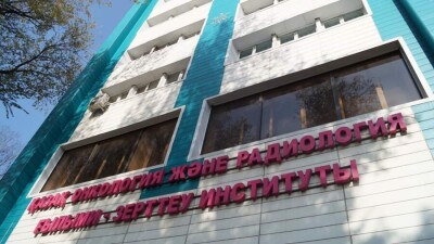 В КазНИИ онкологии и радиологии закрыли отделение, где выявили 18 человек с Covid-19