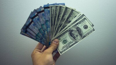 Курс доллара значительно снизился к тенге на KASE