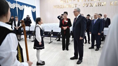 Токаев посетил Дом культуры и спортивный комплекс в селе Жетысуской области