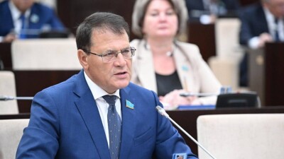 Сенатор Лукин: Программа "Болашак" стала инструментом эмиграции и превратилась в учебный туризм