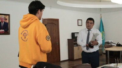 Антинаграду в виде опоры ЛРТ вручили чиновнику за затянутый ремонт больницы в Костанае