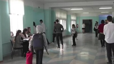 Дефицит мест: в школе на окраине Актау уроки проводят в учительской и кладовой