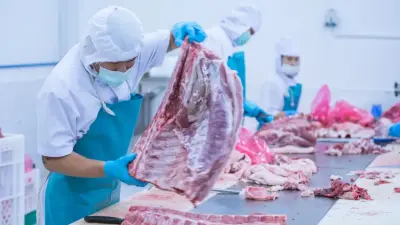 "Не доходит до ярмарок – сразу раскупают". Казахстанцы часами стоят в очереди за мясом сайгаков 