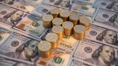 Курс доллара к тенге немного снизился на бирже