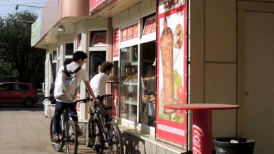 В Караганде мужчина увёз на эвакуаторе чужой донерный ларёк, чтобы самому начать бизнес
