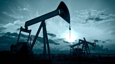 Нефть дорожает более чем на 1% на фоне снижения опасений вокруг "Омикрона"