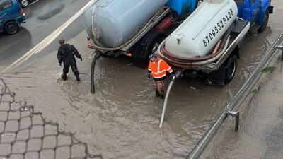 "Выпала месячная норма осадков". В Семее затопило улицы после ливня
