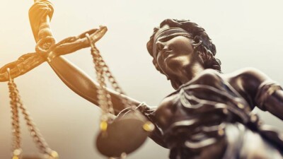 В Караганде судье, обещавшему компании за деньги помощь с решением в её пользу, дали девять лет тюрьмы