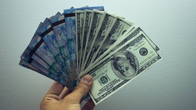 Поддержка тенге: Нацбанк в сентябре намерен продать больше валюты из Нацфонда, чем в августе