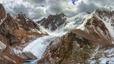 Массовое восхождение на пик 28 Героев-Панфиловцев перенесли из-за лавинной опасности