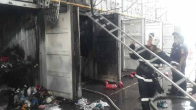 В Алматы на барахолке загорелось несколько двухъярусных контейнеров
