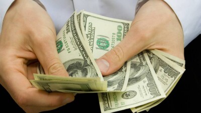 Тенге значительно ослаб к доллару на бирже перед выходными