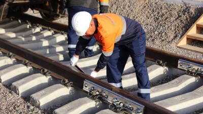 Увеличит экспорт в Узбекистан и сократит сроки транспортировки: Казахстан начал строить новую железную дорогу
