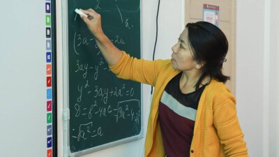 Повышение зарплат учителей за успехи сильных учеников снижают эффективность профессии – Всемирный банк