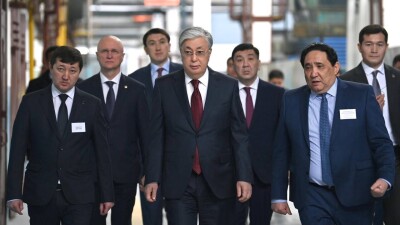 Токаев посетил машиностроительный завод в Уральске